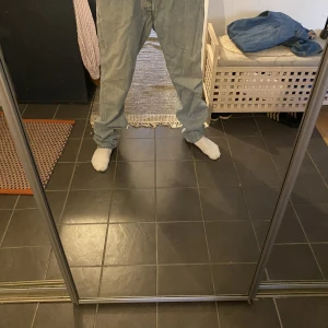 Levi’s jeans - Detta är ett par Levi’s med ett antal år på nacken därav går det inte längre att se vilken storlek de är då det suddats ut. Men jag skulle tippa på att jeansen är cirka 33-34 i midjan och 34-35 i längd. Pris går att diskutera.