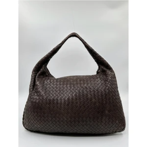 Bottega veneta hobo bag - Vintage! Jättefint skick! Små slitage vid handtag men inget man lägger märket till.  44x30  Brun  Bra skick i lädret Köpt på vestaire för 22.000 kr