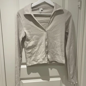 Tröja med krage - Beige tröja med krage, ribbat material men tyvärr för liten för mig. Helt oanvänd🤍