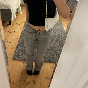 Midwaist bootcut jeans - Säljer dessa grå midwaist Bootcutjeans från Gina. Jättefint skick och supersnygga men kommer tyvärr inte till användning 😊 jag är 169 ❤️