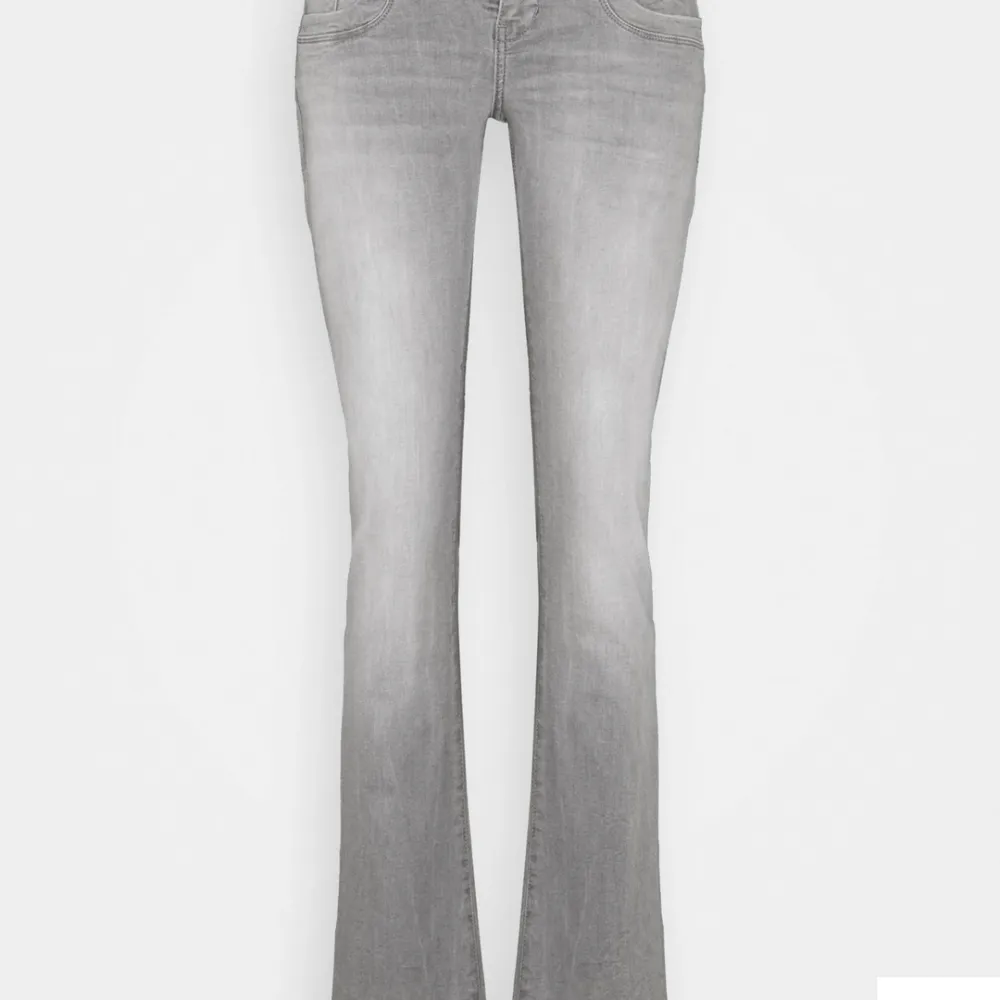 Helt nya par jeans i storlek 28/34 med prislapp på. Pris går att diskutera hör av dig för fler frågor🥰. Jeans & Byxor.