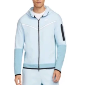 Baby blue light nike tech kofta - Baby blue light Nike tech kofta använd ett par gånger men inga skador eller hål skick 9/10 köpte för 2 månader sen, storlek S
