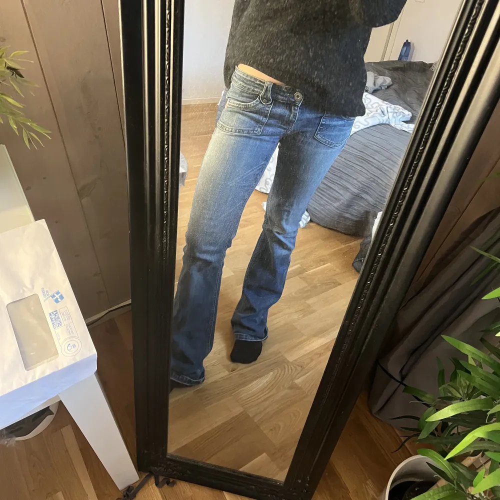 jätte fina unika jeans från only❤️ tryck görna köp nu! dom är lågmidjade ❤️ storlek 27/32 skulle jag gissa eller 34❤️. Jeans & Byxor.