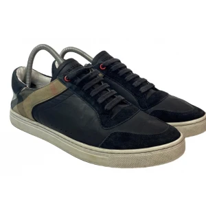 Burberry sneakers - Säljer ett par burberry skor i storlek 41. Cond 7/10 sliten sula men annars bra skick! Tillkommer endast skor