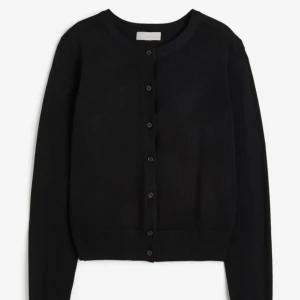 Svart finstickad kofta🖤 - Säljer denna fina kofta från Hm i storlek S!💞 Jättebra skick då den inte är så använd💘 Hör av dig för egna bilder eller frågor!💖 GRATIS FRAKT om man köper via ”köp nu”!!💓