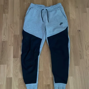 Nike Tech fleece byxor - Grå svarta Nike tech fleece byxor i strl M, bra skick.