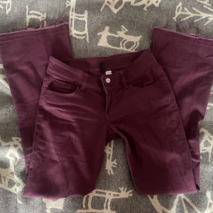 Lowwaist bootcut jeans  - Säljer mina sjukt snygga lowwaist jeans från hm då de tyvärr är för korta för mig!  Bra skick, knappt använda. De är lite ljusare än vad de ser ut på bilden💜💜