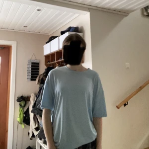 Ljusblå t-shirt - Ljusblå oversized t-shirt med tryck på ryggen från Shein💙Använd ca 4 gånger och är felfri. Strl. XS men är oversized så kan vara en M/L också☺️