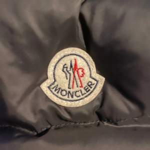 Moncler byxor mycket snygga. För små för mig. Bra skik. 