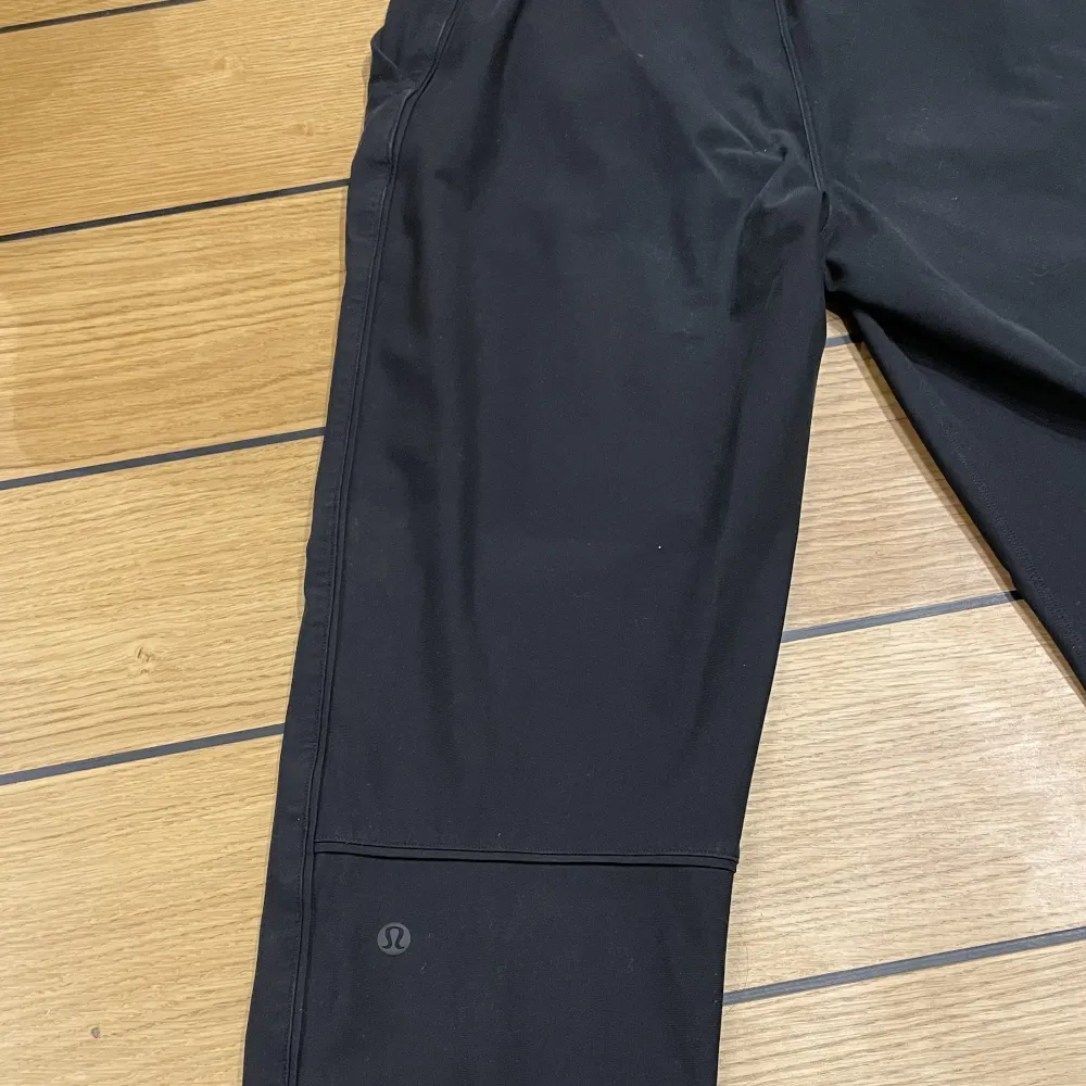 Såååå sköna kostymbyxor från Lululemon💕Super nice stretch, och är Lululemons signatur material i dry-fit lycra. Över 1000kr vid inköp.💕. Jeans & Byxor.