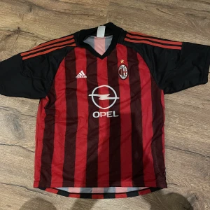 AC Milan t-shirt - Knappt använd.  Skick 10/10