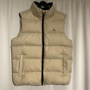 Calvin Klein väst - Ny skick, aldrig använd.             Nypris 2000 kr, mitt pris 1500+frakt