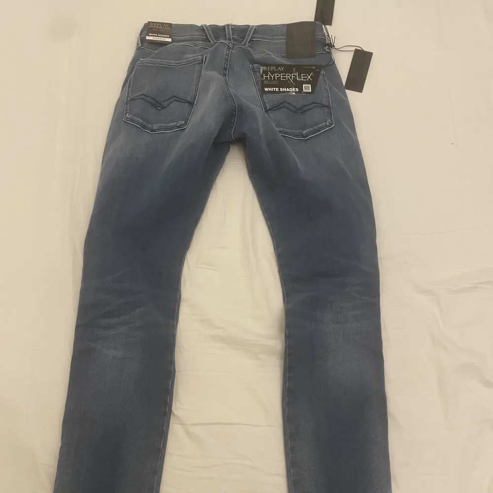 Replay anbass jeans i storlek 31/34, alla lappar kvar, säljer dom då dom inte passade. . Jeans & Byxor.