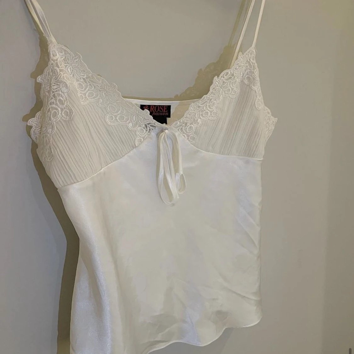 Satinlinne med spets