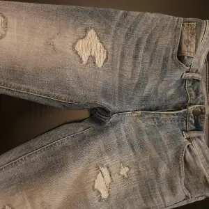 Säljer dessa ursnygga jeans från Odd Molly med snygga slitninga. Köpta nya för 1799 kr säljes nu för 499 kr. Strl 27.#vintage #odd molly #byxor #jeans 