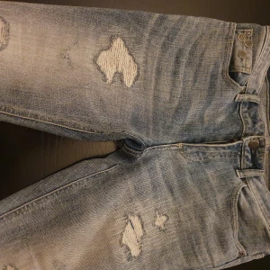 Odd Molly jeans strl 27 - Säljer dessa ursnygga jeans från Odd Molly med snygga slitninga. Köpta nya för 1799 kr säljes nu för 499 kr. Strl 27.#vintage #odd molly #byxor #jeans 