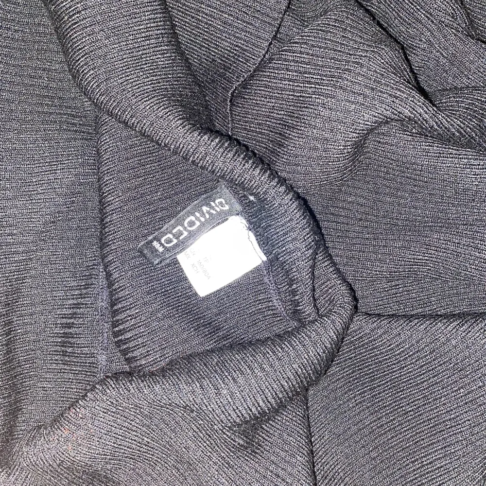 Ribbstickad off shoulder-tröja från H&M. Använd vid få tillfällen och är så gott som ny 🫶. Tröjor & Koftor.