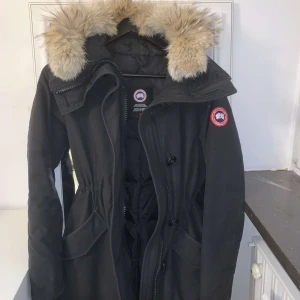 Canada Goose Jacka Damm - Säljer canada goose jacka ingen problem med det. Den är i jätte bra condition har haft den i 1 år. Priset kan snackas om 