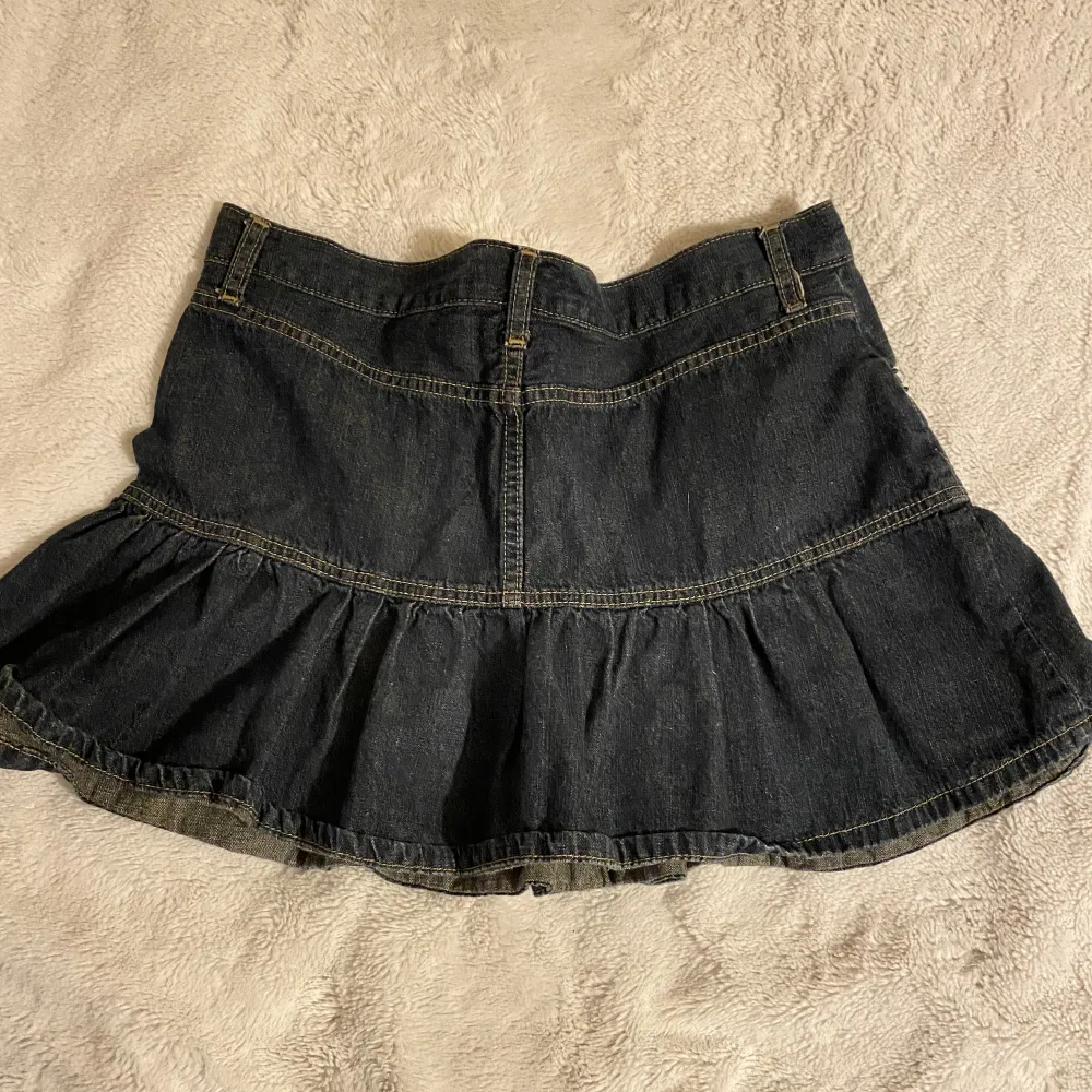 size M, jean wavy skirt, excellent condition; Length: 39 Wide: 49. Kjolar.