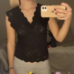 spets topp - typ helt oanvänd, svart spets topp som är såå söt🥰 mina bilder!