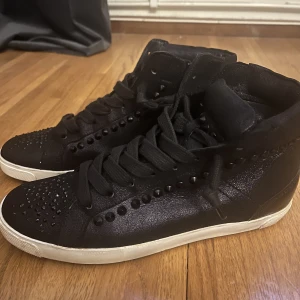 Kennel & schmenger sneakers - Säljer mina fint bevarade skor från märket kennel & schmenger. Bara använt få gånger och därför är dem i super fint skick förutom att sulan har små tecken på användning. Kostade 2500 när jag köpte dom men nu är de borta ur sortiment. Bara att fråga frågor