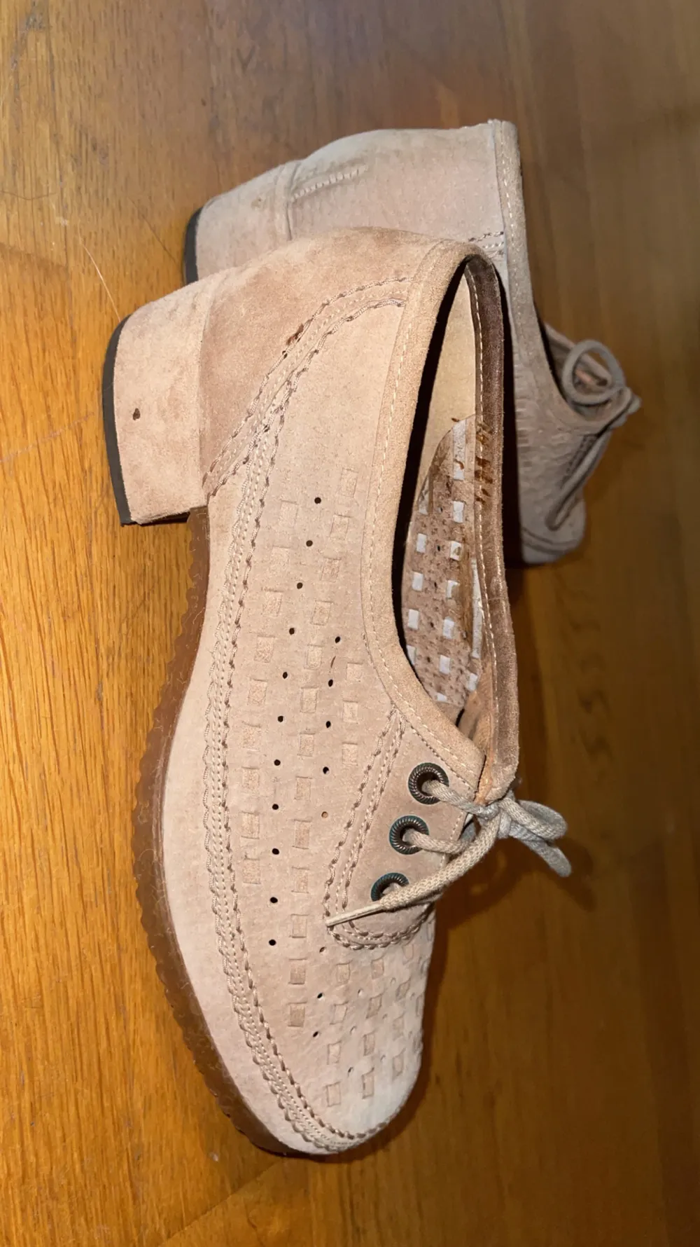 Dessa mycket Vintage klack skor i storlek 37! I använt skick vilket syns inuti skorna däremot inget som märks utanpå! . Skor.