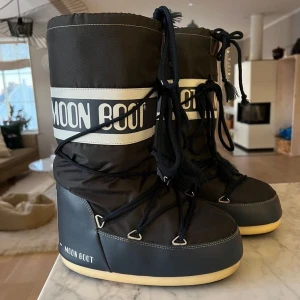 Moon boots  - Moon boots i fint skick. Inte använda många månger, köpta för ungefär 3 år sen! 