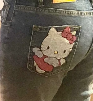 Hello Kitty jeans - Low waste jeans hello kitty - bara provade. Mjuka och stretchiga, midja tvärsöver 39cm. Säljer för de passar inte mig. 