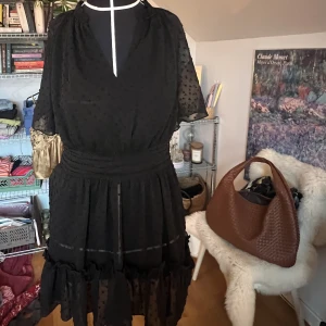 Snygg klänning från Zara!  - På bild två ser man ett hål där nere - inget man ser när klänningen är på och som man kan fixa hur lätt som helst! 