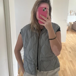 Väst Zara - Säljer denna grön/blå/grå västen från Zara i storlek L. Köparen står för frakten. 