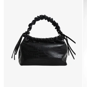 Vegansk läder väska  - Vegansk läder väska från HVISK, använd 1 gång, nypris 995kr, långt band ingår.