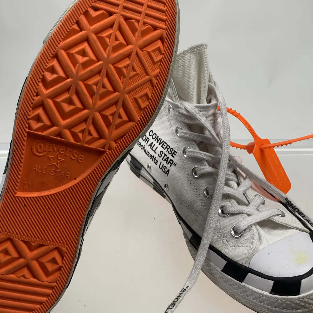 Knappt använda Converse x Off-White sneakers i storlek 44!. Skor.