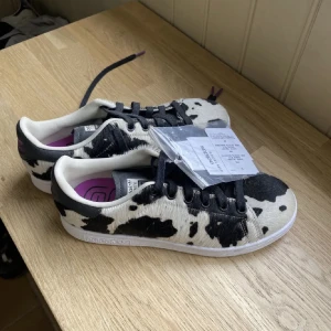 Adidas STAN SMITH W cow print - Skit snygga stan Smith med ko mönster i storlek 37, 1/3. Använda varsamt 2 gånger. Säljer pga att de tyvärr är för små. Köpta för 1800kr.  Skriv om frågor. Pris kan diskuteras. 