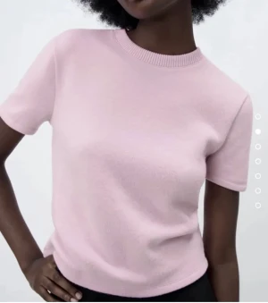 Stickad Tshirt - Jätte fin lila/rosa stickad tshirt, använd fåtal gånger och i fint skick 💗