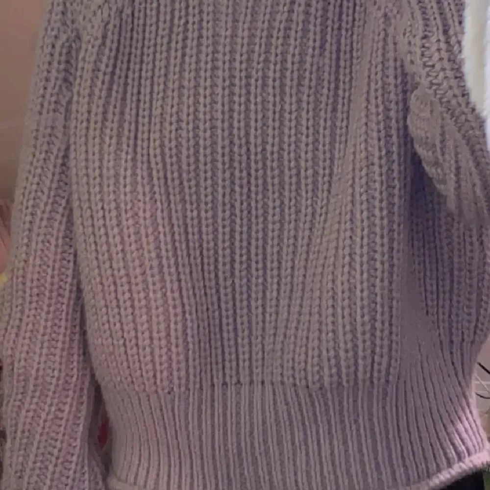 Skön och mjuk  stickade tröja från H&M, i storlek S. Den är fint skick då den tyvärr inte kommer till användning. . Tröjor & Koftor.