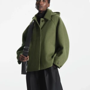 COS KAPPA - Säljer min trendiga kappa från cos med luva, så jag har så många andra att den tyvärr inte kommer till användning. Inköpt förra våren och använd Max 10 gg, så fortfarande i nyskick.