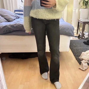 Lågmidjade Bootcut jeans - Svarta/gråa jeans som är lågmidjade❤️perfekta i midjan❤️jag har vanligtvis S och de sitter perfekt