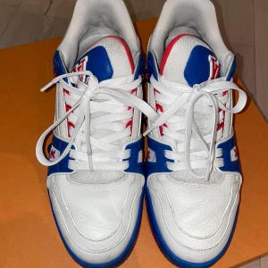 LV trainers - Louis Vuitton Trainer Red White Blue 8/10 pre owned Bud : 4500kr Buy now : 6000kr