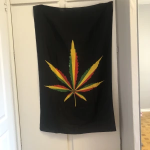 Cannabis väggdekor  - Säljer denna boläng så jag inte längre använder den. Helst handtvätt som gäller, polyester material. Den är lite sticky vid kanterna eftersom den var fasttejpad förut men den har även snören för att hänga upp.