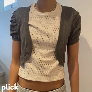 Bolero - Säljer denna supersöta boleron då den ej kommer till användning. Använd 2 gånger så superbra skick!