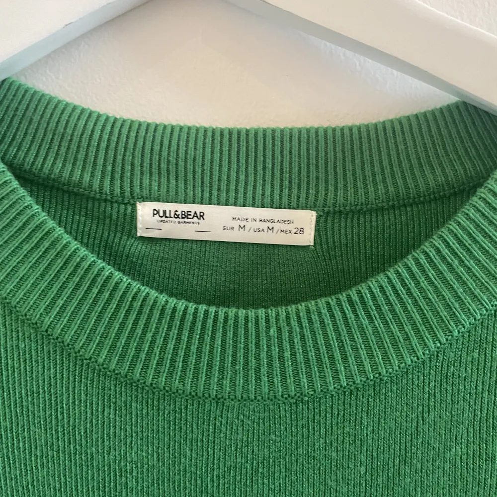 Grön stickad tröja som är sitter som en långärmad tröja från Pull & Bear. Aldrig använd, mycket bra skick. Säljer då jag aldrig använder den. Köparen står för frakten ❤️. Stickat.