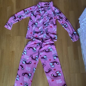 hello kitty pyjamas - Jätte söt hello kitty pyjamas från Sanrio! Tveka inte att skriva vid frågor, passar mig som har storlek s perfekt! Kan säljas separat 150 för tröjan och 300 för byxorna! (pris kan diskuteras vid snabbt köp av båda)