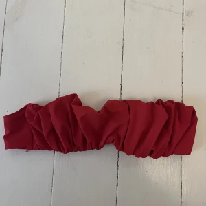 Gullig bikini  - Säljer en jättegullig bikinitopp från Other stories. Storlek 75A men passar större storlekar också. Hämtas i Vasastan 🌸