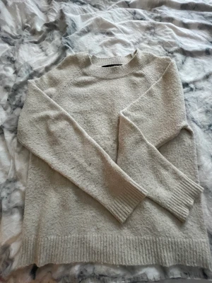 Stickad veromoda tröja - Säljer denna superfina, välanvända och populära tröjan från veromoda. Väl använd därav priset. Kontakta gärna vid frågor💕strl medium men passar S!