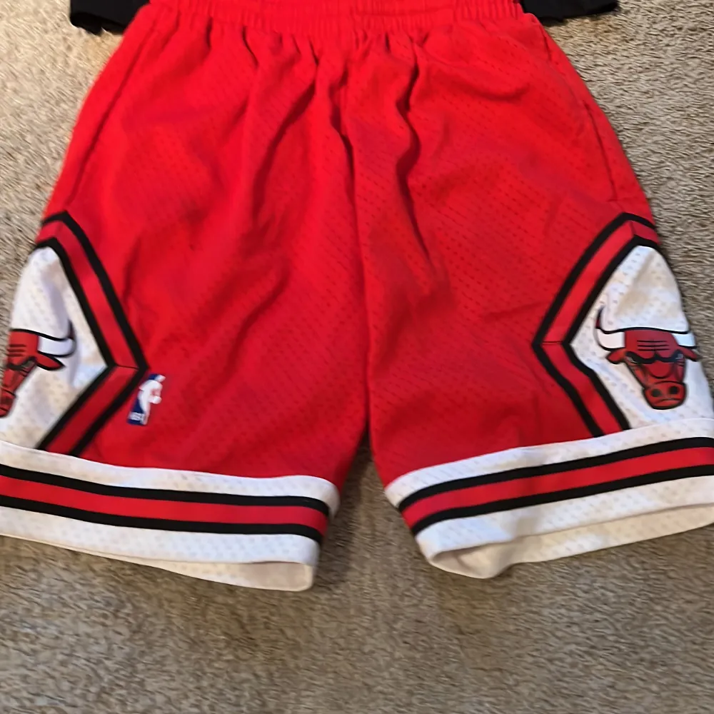 Riktiga bulls kläder här som är i jättebra, har inte använt mycket. Köpte de för 2000 ungefär linne är storlek s och shortsen är xs.. Shorts.