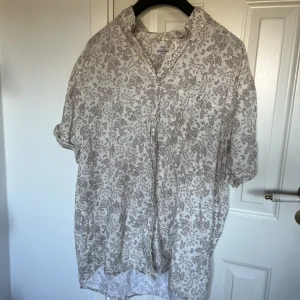 Dressmann skjorta  - Kortärmad skjorta från dressmann. Skön linen blend. Använd ”köp nu”. 