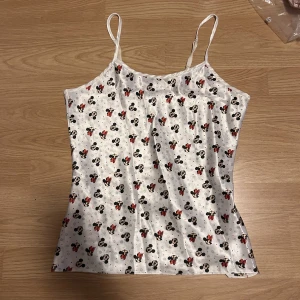 Nattlinne - Super sött vitt disney nattlinne med Mimmi och Musse och snöflingor på💗väldigt fint skick och knappt använd. I satin material. Den har även justerbara band.