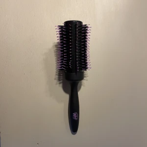 Rundborste - Rundborste från Wet brush som aldrig har använts endast testad en gång men passade inte mitt hår. 