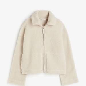 Säljer denna jacka från H&M i storlek XS. Fint skick. 🩷🩷 använd gärna köp nu 🥰