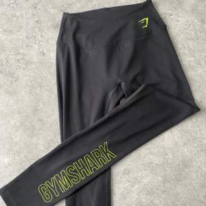 Säljer dessa träningsleggings från gymshark i storlek S. Använda ca två ggr så är som nya! Ordinarie pris är 449kr. Hör av er om ni har några frågor✨